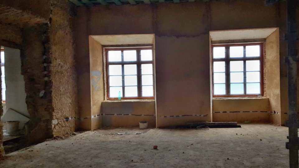 Zámek v Chocenicích zachraňuje nový majitel, který se rozhodl historickou památku opravit a vrátit jí původní podobu