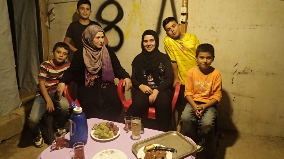 Rodina Paní Zajnab u svého stanu 