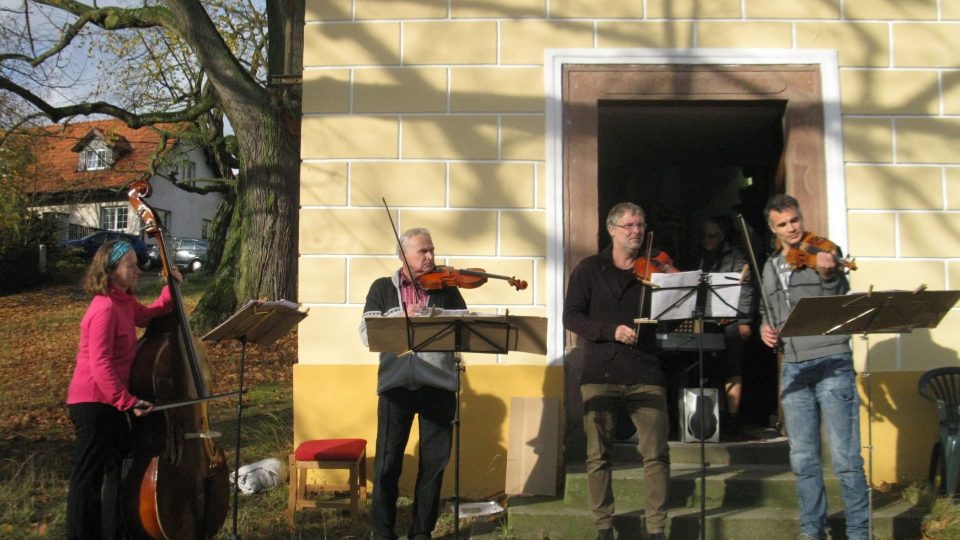 Vysvěcení opravené kapličky v obci Zvánovice