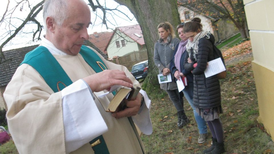 Vysvěcení opravené kapličky v obci Zvánovice