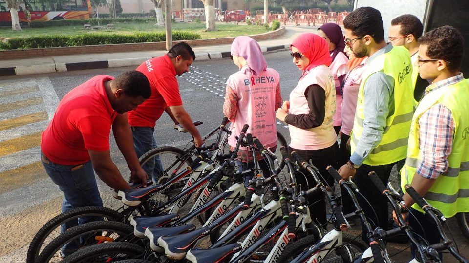 Pracovníci káhirského cykloklubu upravují kola před jízdou