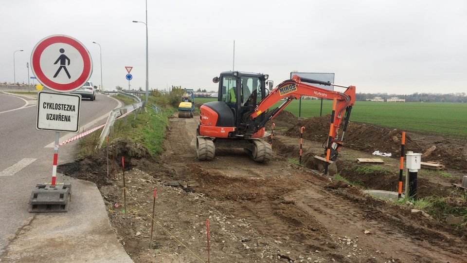 Cyklisté a pěší musí na cestě z Dražkovic do Pardubic jít část cesty po silnici