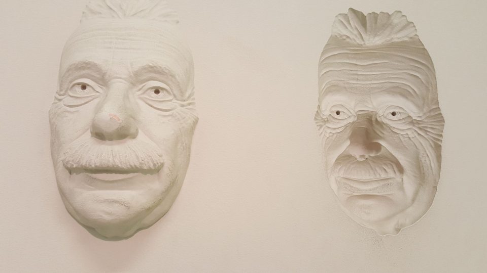 V čem se liší tváře a proč na nás jedna z nich stále hledí, zjistíme v pokoji A