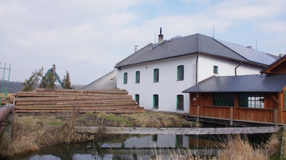 Jedním z prvních mlýnů na náhonu byl také ten v Sobáčově, kde dodnes funguje turbína a pila