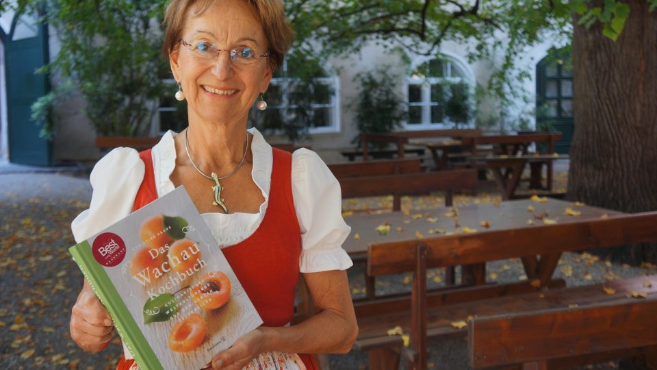 Christine Saahsová se svojí kuchařkou, která v Číně získala titul Nejlepší lokální kuchařská kniha na světě