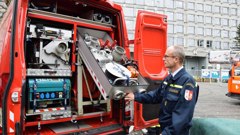 Velitel kopřivnických hasičů Tomáš Melčák ukazuje vybavení dodávek hasičů z místních částí