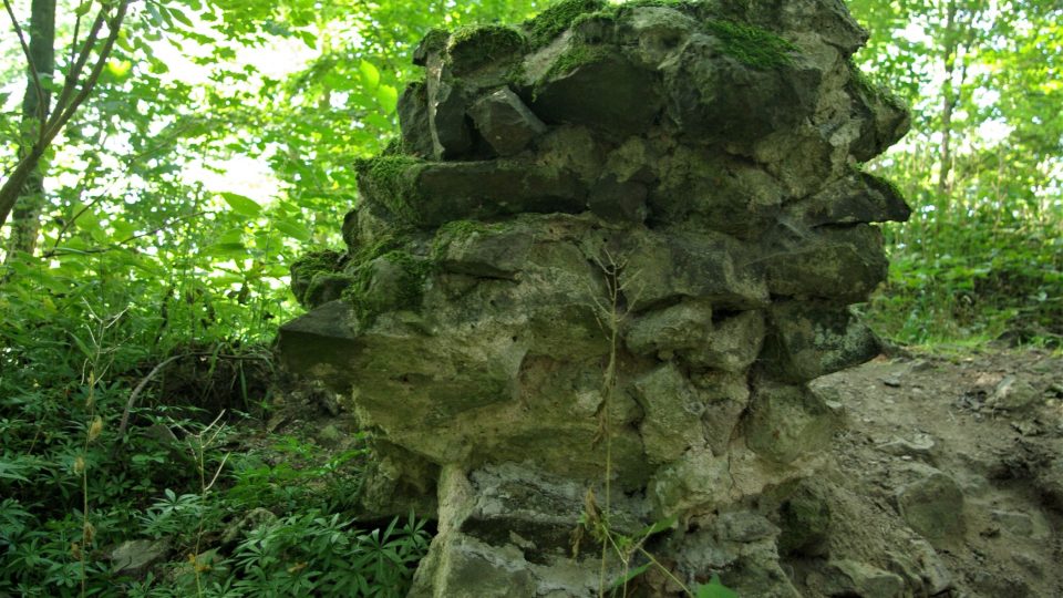 Ruiny hradu Kozlov, který podle své polohy zřejmě býval strážním místem