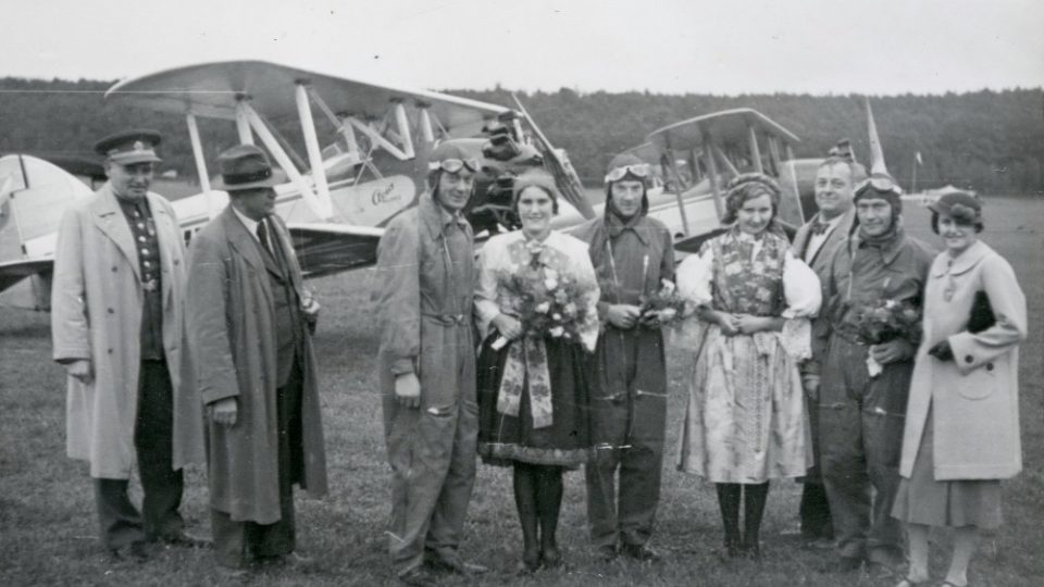  Legendární akrobatické trio Novák, Hubáček, Široký před svými stroji Avia B - 122 na vysokomýtském letišti při leteckém dni 27. září 1937. Ze sbírek Regionálního muzea ve Vysokém Mýtě