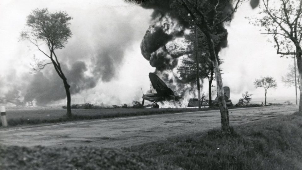 Hořící letouny německé Luftwaffe 8. května 1945. Ze sbírek Regionálního muzea ve Vysokém Mýtě