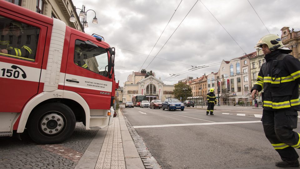 Hasiči zasahují na náměsti Republiky v Pardubicích