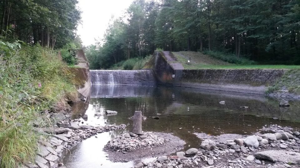 Lidé se rádi u těchto splavů koupou. Ale ani koupání není bez rizika. Svědčí o tom tento křížek na břehu