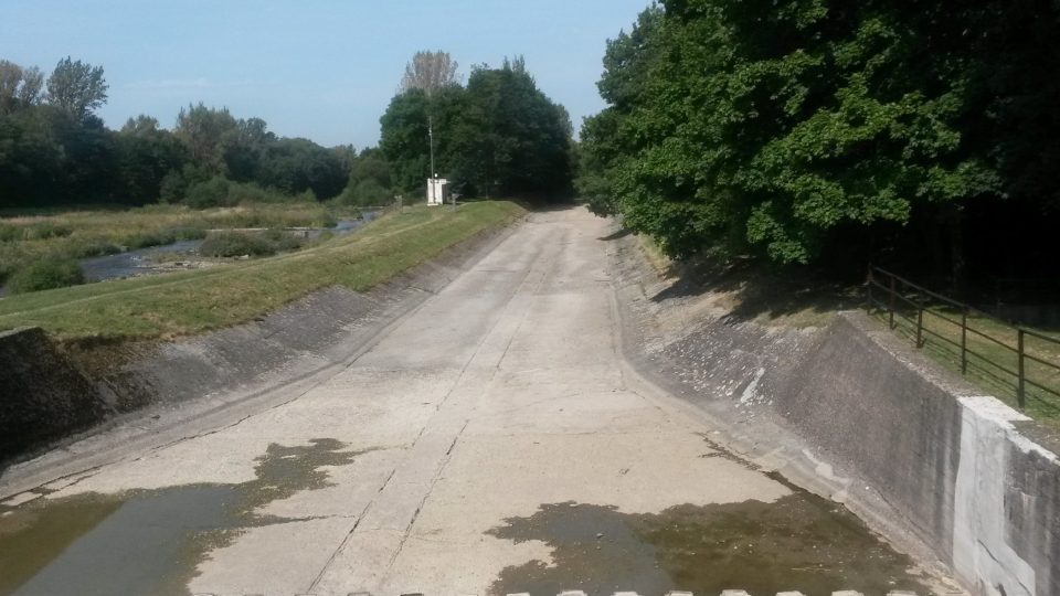 V období sucha napřevádí kanál žádnou vodu z řeky Morávky