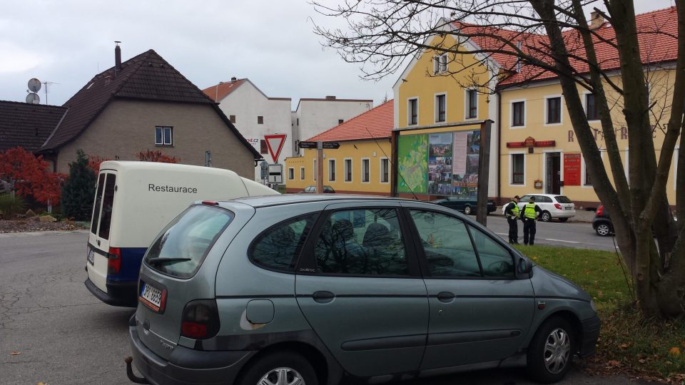 Stezka začíná na parkovišti před volyňským nádražím