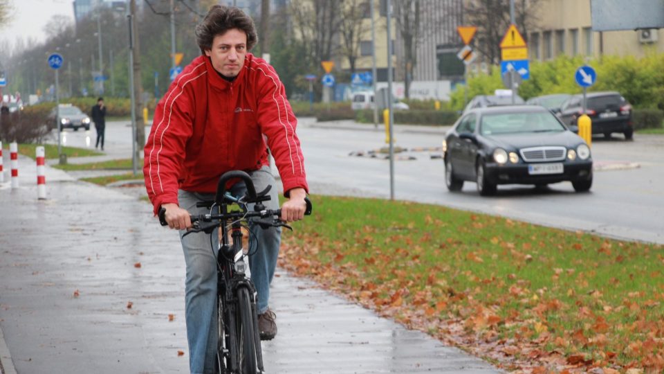 Wojciech Galeňski objíždí Varšavu na kole a natáčí nepravosti, jichž se dopouštějí někteří řidiči