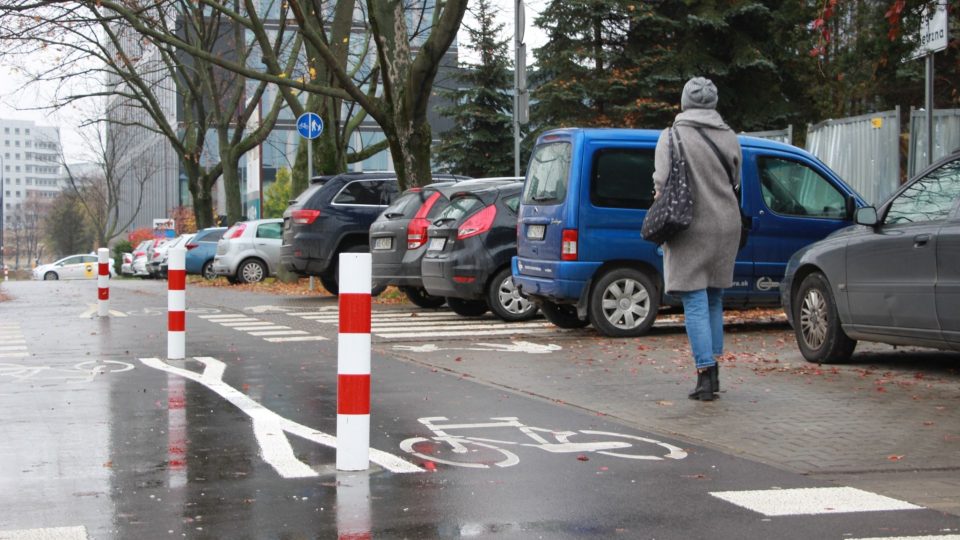 Parkují na chodníku i cyklostezce, varšavští řidiči si s veřejným prostorem hlavu nelámou