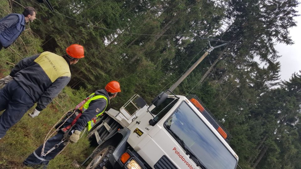 Technici opravují elektrické vedení poničené vichřicí v lese u Benešova nad Černou