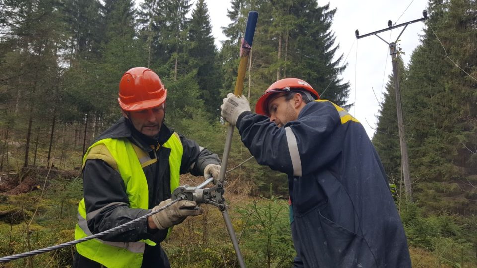 Technici opravují elektrické vedení poničené vichřicí v lese u Benešova nad Černou