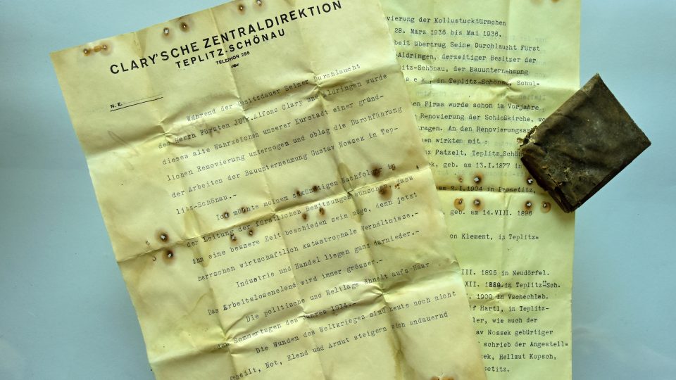 V malé papírové schránce byly dva dokumenty – vzkazy z roku 1936