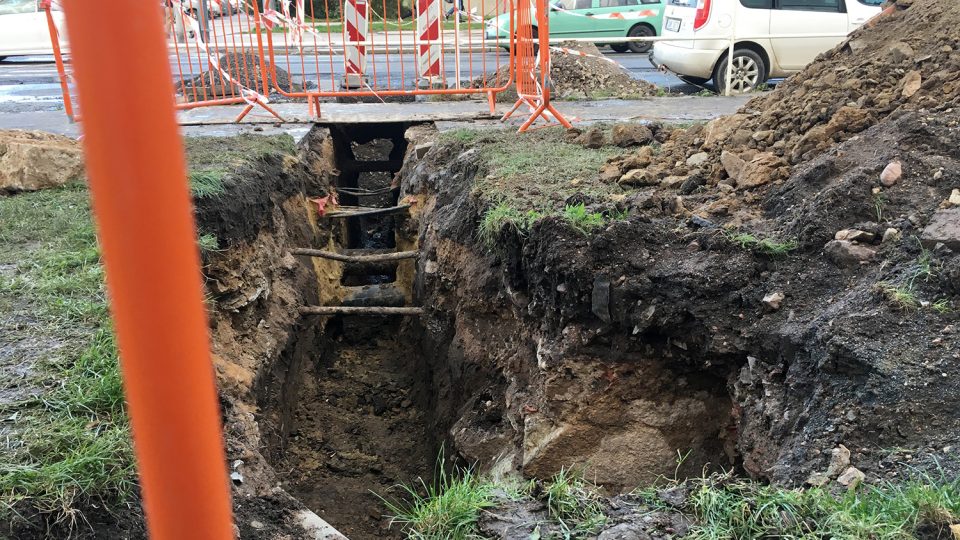 Na opukové základy dělníci narazili při výkopu a pokládání kanalizace