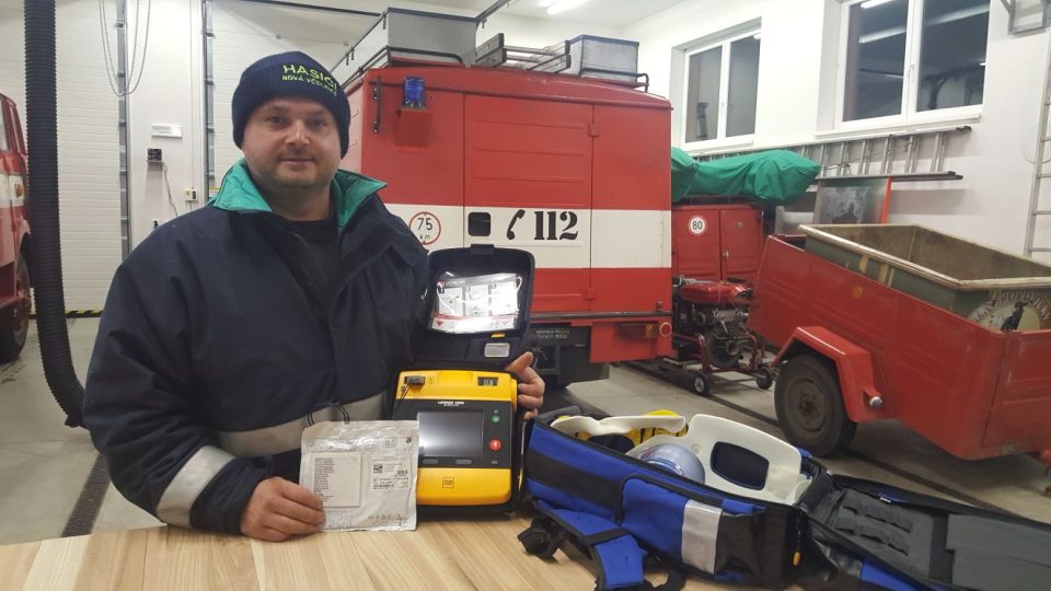 Automatický defibrilátor použil po kolapsu staršího muže Tomáš Míchal. Zachránil mu tak život