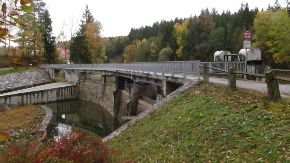 Současná hráz Soběnovské přehrady je betonovou replikou té původní