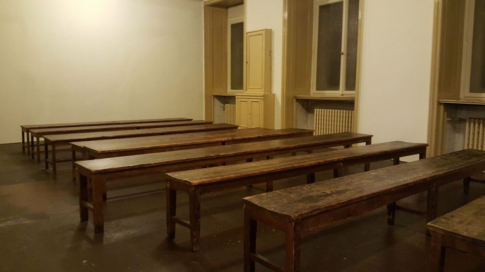 Takzvaný biograf, kde seděli vězni, čekající na výslech
