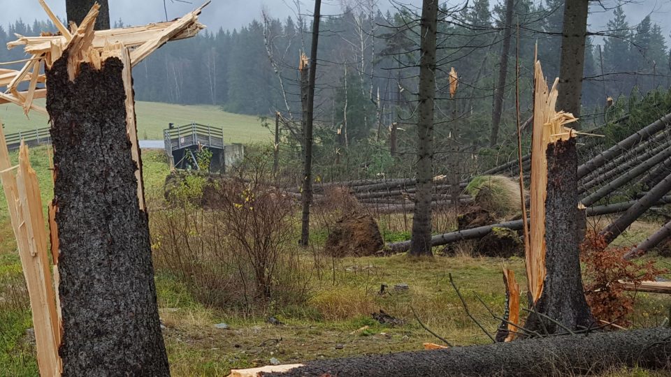 Následky vichřice v Bublavě na Sokolovsku