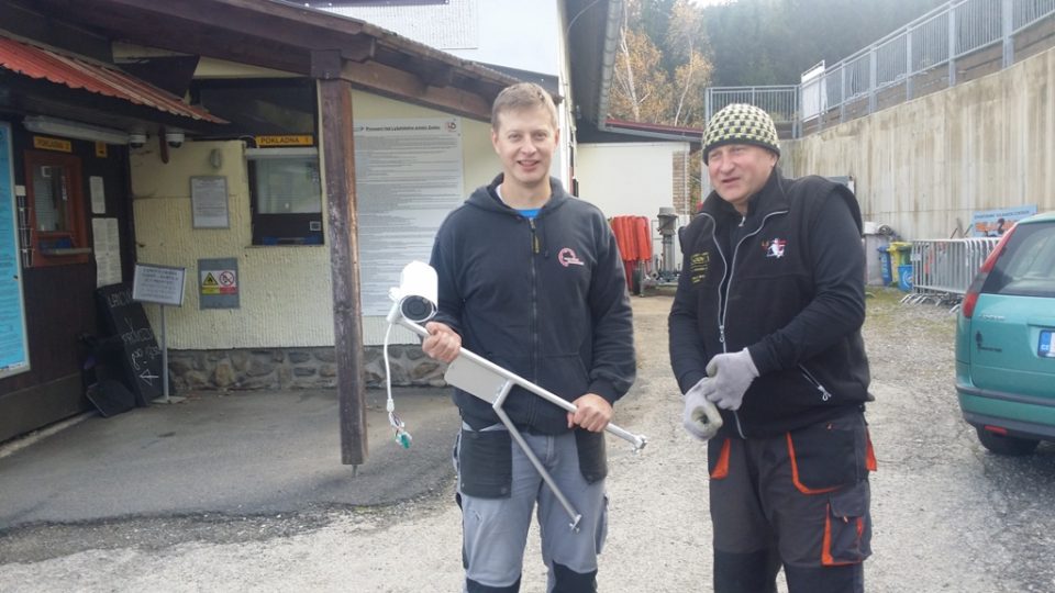 Vilém Jirouš a jeho otec před instalací kamery ve skiareálu Zadov