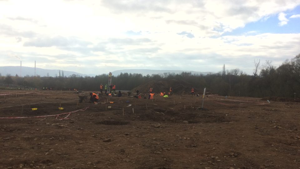 Archeologický průzkum v Hrbovicích skončí v prosinci. Pak už tam dělníci postaví sklady