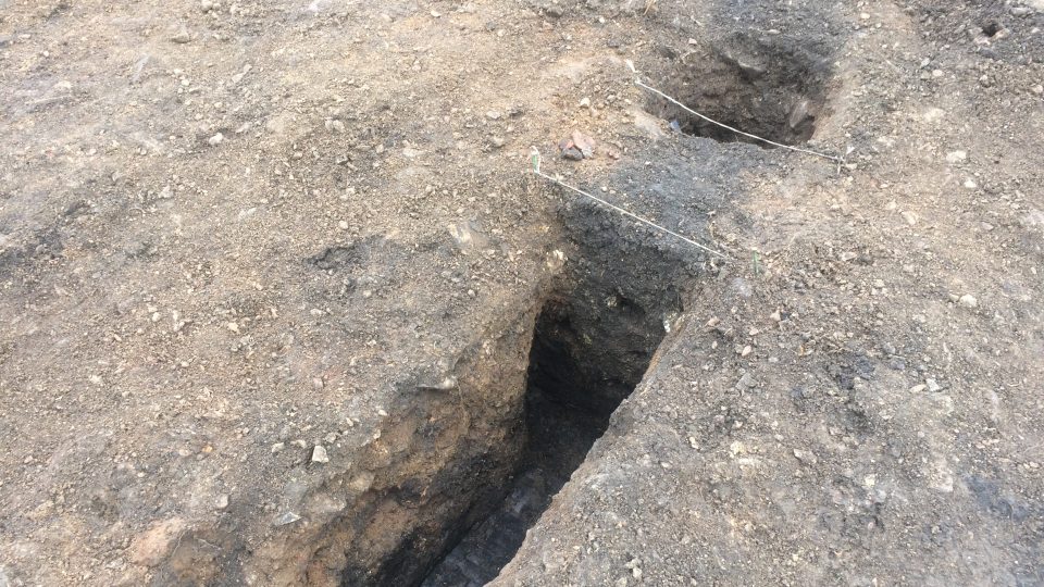 Část ohrazení - palisádového žlabu. Poloměr půlkruhu kolem osídlení odhaduje archeolog na zhruba 70 metrů