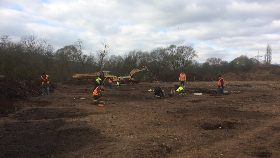 Archeologický průzkum v Hrbovicích skončí v prosinci. Pak už tam dělníci postaví sklady