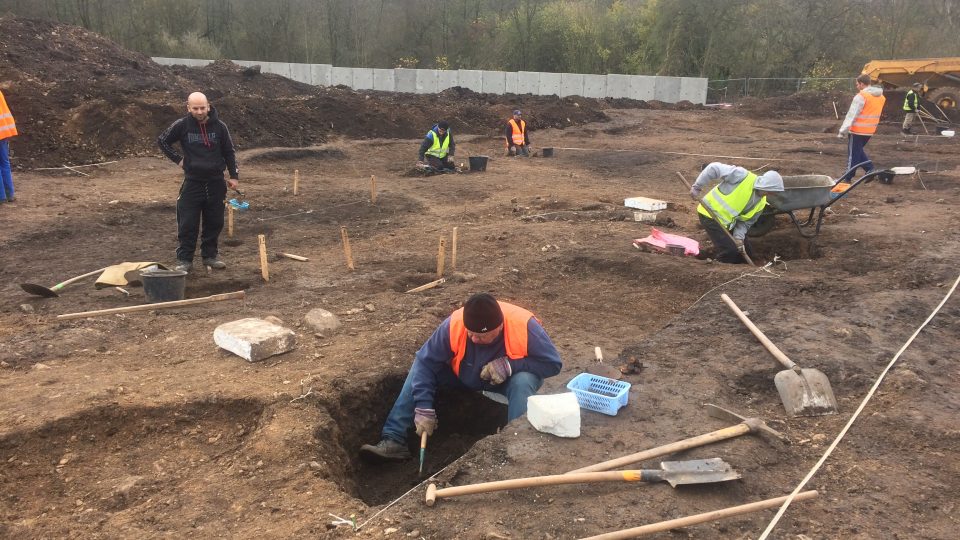 Archeologický průzkum v Hrbovicích skončí v prosinci. Pak už tam dělníci postaví sklady