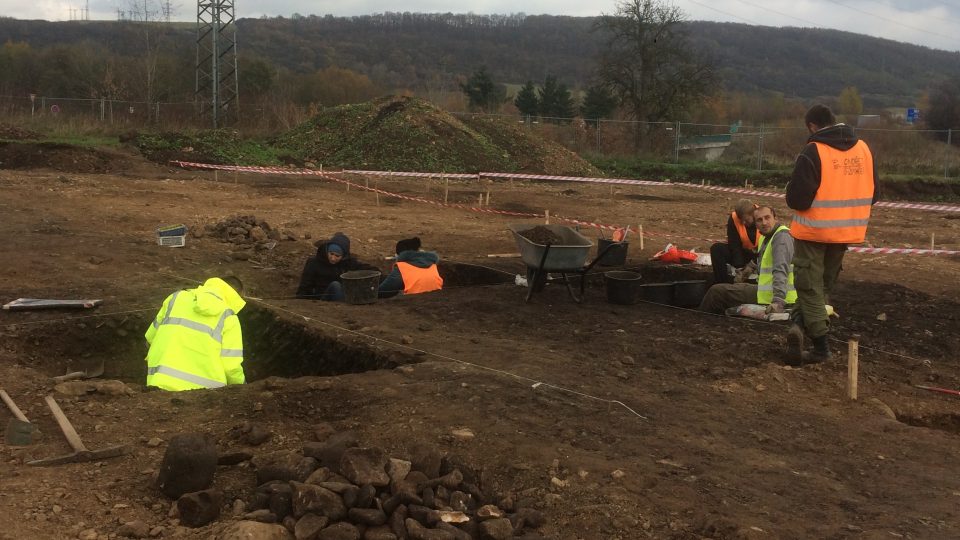 Archeologický průzkum v Hrbovicích skončí v prosinci. Pak už tam dělníci postaví sklady