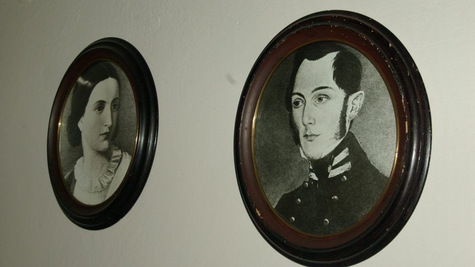 Portréty Barunky a Josefa Němcových v měšťanském pokoji v I. patře kupeckého domu, kde novomanželé po svatbě bydleli