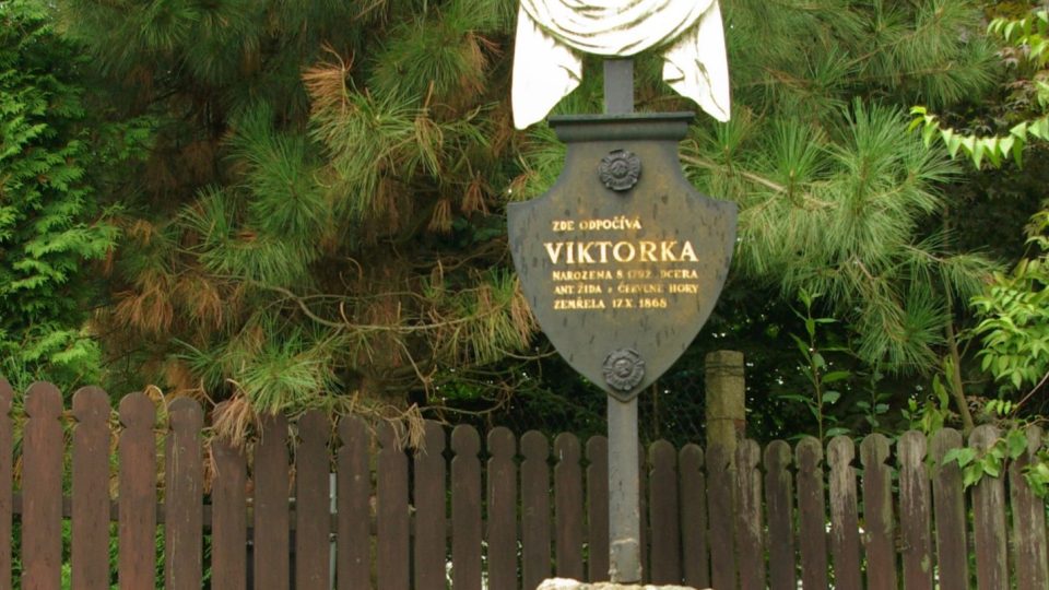 Součástí prohlídky Domku Boženy Němcové je v parčíku za domem i symbolický hrob Viktorky, postavy z knížky Babička Boženy Němcové