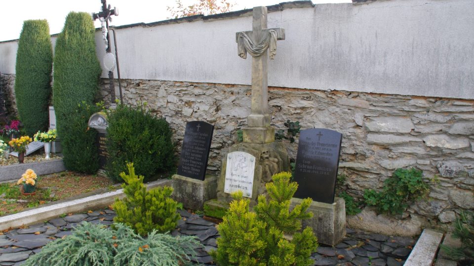 Hrob hradečanských kněží v horní části hřbitova