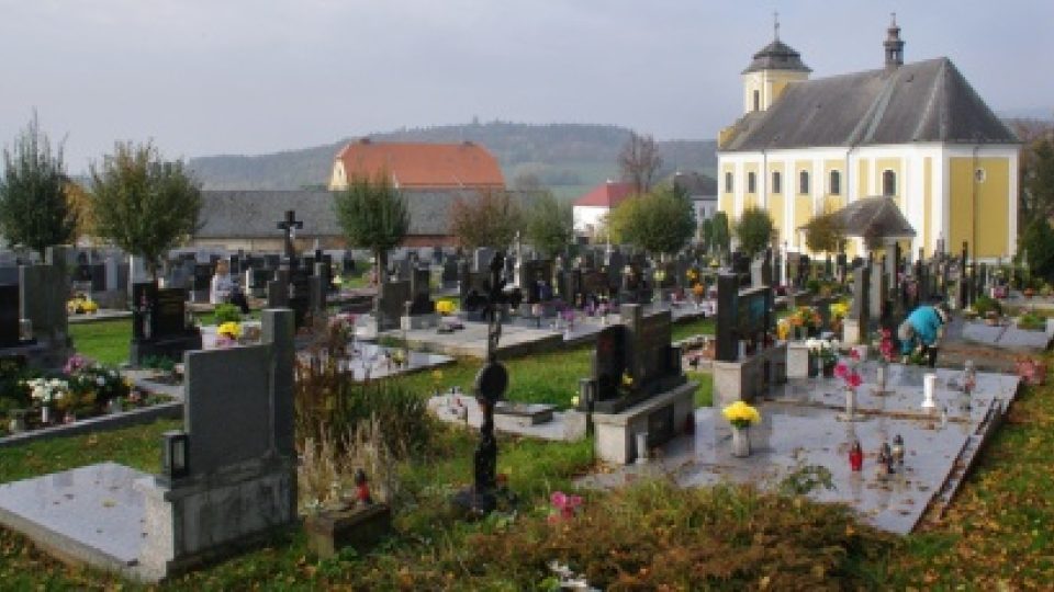 Kostel a hřbitov v Nové Hradečné
