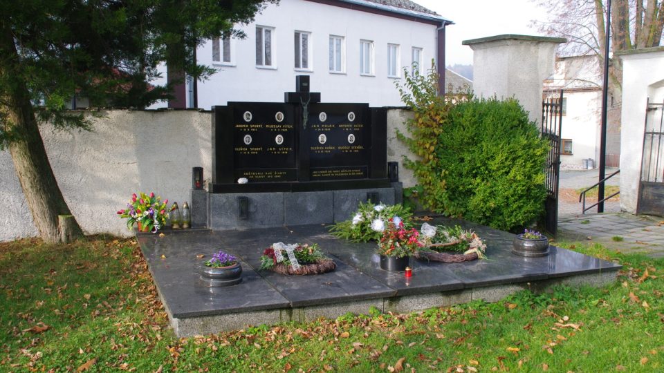 Mementem je i hrob českých vlastenců popravených gestapem v roce 1945 na bratrušovské střelnici