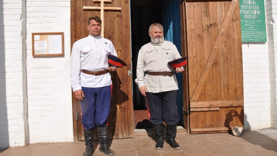 Kozáci před chrámem v Jelanské. Maxim Ještokin na snímku vlevo