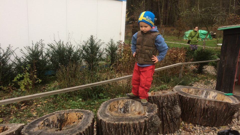 V Lesním klubu Samorost tráví děti den na zahradě nebo v lese. Při špatném počasí se přesunou do stavební buňky s veškerým zázemím