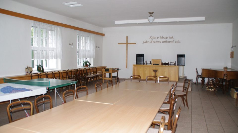 Malý sál sborového domu slouží boholužbám v zimě