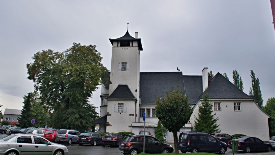 Pravou stranu kostela zdobí věž se zvonem a její součástí je i byt kazatele