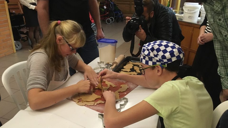 Děti v českobudějovickém centru Arpida vyráběly perníčky pro papeže Františka. Osobně mu je při audienci ve Vatikánu předá desetiletý vozíčkář Martin