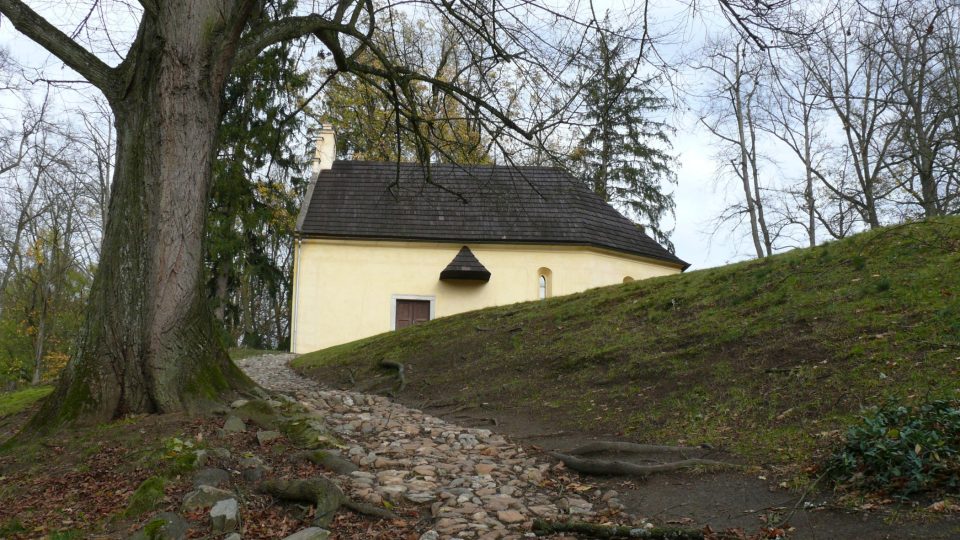 Cestička ke kapli Nejsvětější trojice symbolizuje biblickou stezku do Ráje