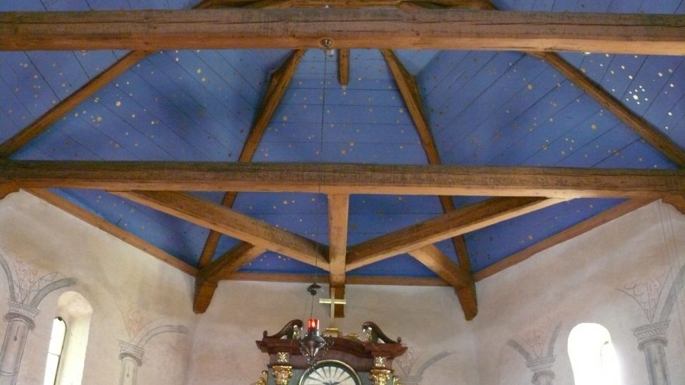 Pod stropem kaple z 19. století je konstrukce z barokních trámů, na zdech renesanční výmalba