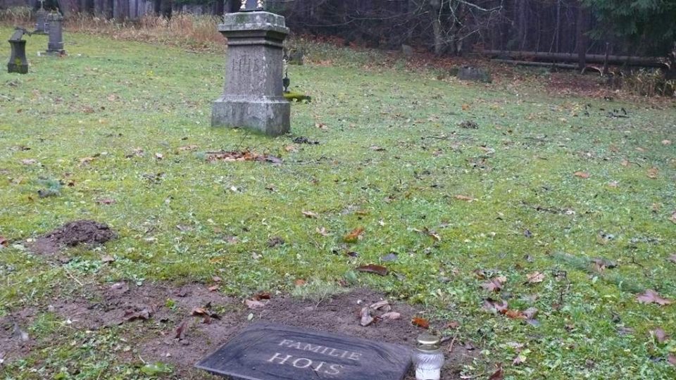 Na hřbitově odpočívají předci publicisty a spisovatele Jana Štiftera