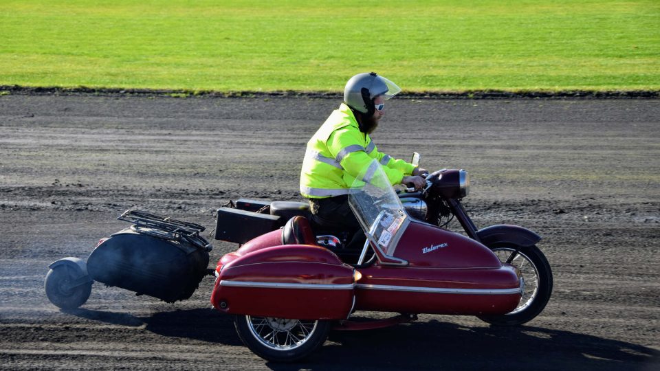 Motocykl se sajdkárou na oválu ploché dráhy