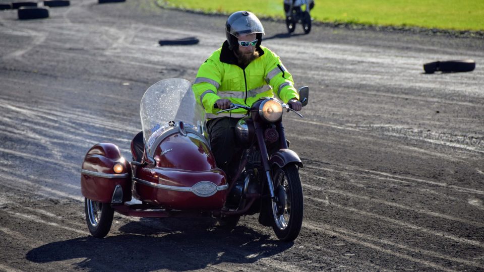 Motocykl se sajdkárou na oválu ploché dráhy