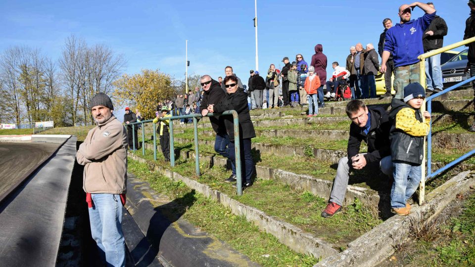 Diváci přihlížejí při loučení s plochodrážní sezónou