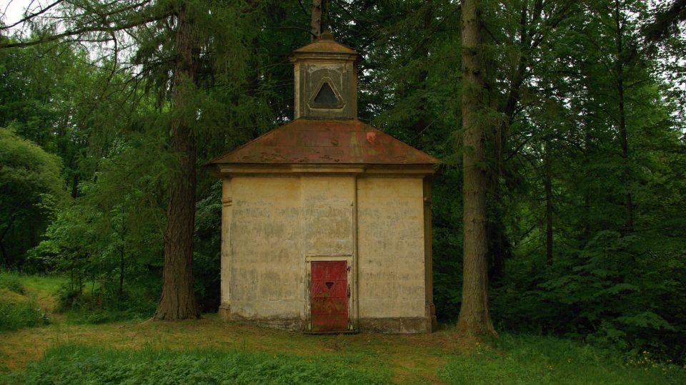 Kaple Nejsvětější Trojice u Ostružna byla součástí někdejšího lázeňského areálu Foto Vlaďka Widová - kopie.JPG | foto: Vladislava Wildová Kaple Nejsvětější Trojice u Ostružna byla součástí někdejšího lázeňského areálu Foto Vlaďka Widová - kopie.JPG